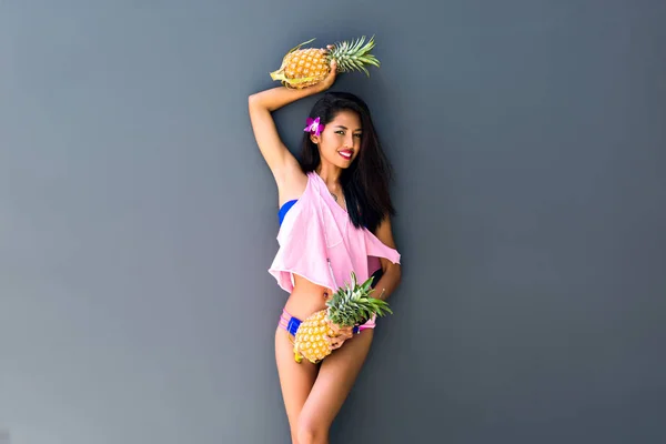 Piękna Młoda Dziewczyna Stwarzających Ananasów — Zdjęcie stockowe