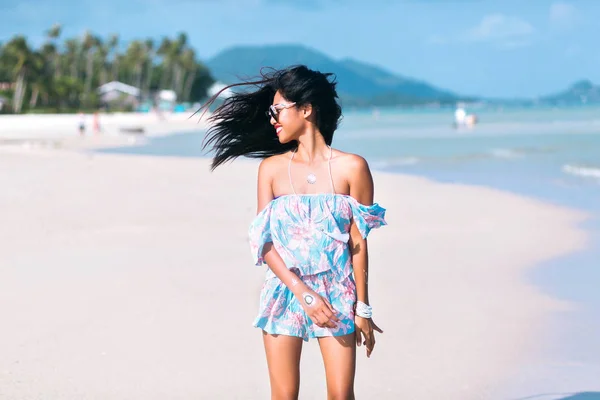 Hermosa Mujer Joven Caminando Playa — Foto de Stock