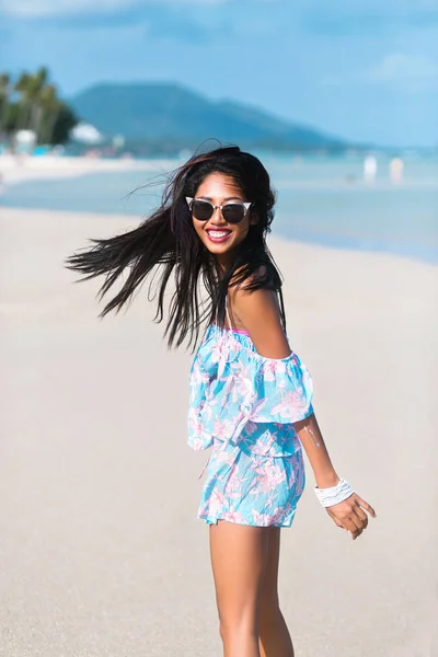 Bela Jovem Mulher Andando Praia — Fotografia de Stock