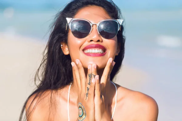 Hermosa Mujer Joven Caminando Playa —  Fotos de Stock