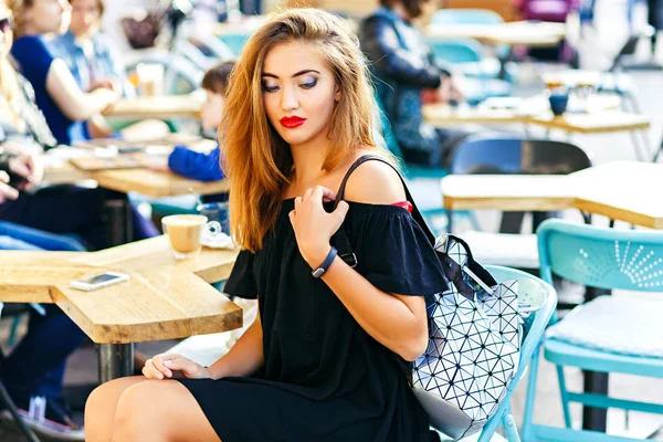 Chica Joven Sentada Cafetería Disfrutando Café Mañana — Foto de Stock