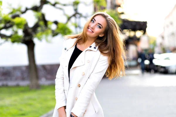 Young Woman Posing Urban Background City — Stock Photo, Image