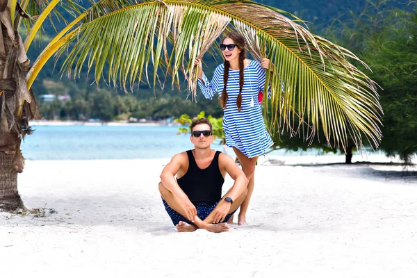 年轻夫妇享受他们的暑假在惊人的海滩上 生活方式的描绘时尚嬉皮士夫妇的爱情 — 图库照片