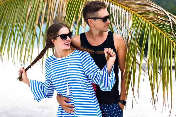 驚くほどのビーチで夏休みを楽しむ若いカップル 愛のスタイリッシュな流行に敏感なカップルのライフ スタイルを描く — ストック写真