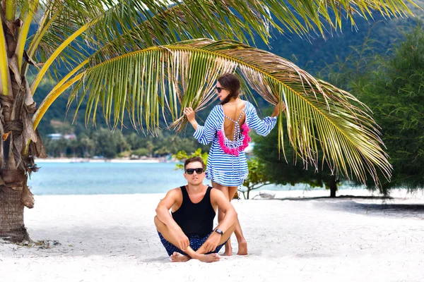 年轻夫妇享受他们的暑假在惊人的海滩上 生活方式的描绘时尚嬉皮士夫妇的爱情 — 图库照片