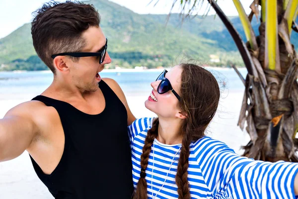 Pareja Joven Disfrutando Sus Vacaciones Verano Playa Increíble Tomando Selfie —  Fotos de Stock