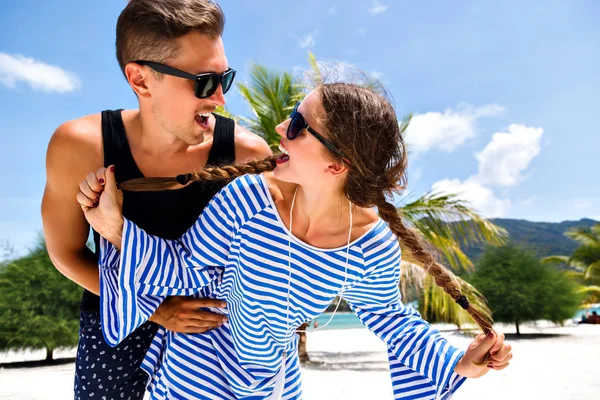 Pareja Joven Disfrutando Sus Vacaciones Verano Playa Increíble Estilo Vida —  Fotos de Stock