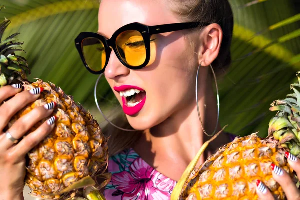 Close Retrato Menina Elegante Óculos Sol Amarelos Vai Comer Abacaxis — Fotografia de Stock