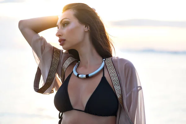 Tanned Woman Wears Trendy Necklace Looking Away Front Ocean Outdoor — Stock Photo, Image