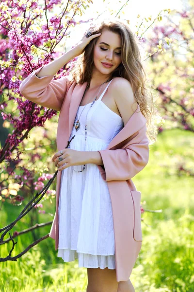 Portrait Beautiful Blonde Girl Posing Blooming Trees City Park — Stock Photo, Image