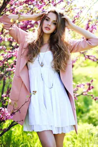 Portrait Belle Fille Blonde Posant Par Les Arbres Fleurs Dans — Photo