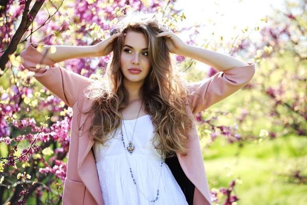 Porträtt Vacker Blond Tjej Som Poserar Vid Blommande Träd Stadsparken — Stockfoto