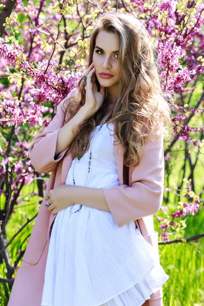 Retrato Hermosa Chica Rubia Posando Por Árboles Flor Parque Ciudad — Foto de Stock