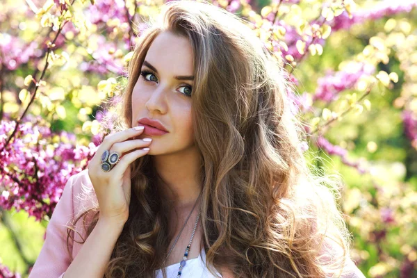 Retrato Bela Menina Loira Posando Por Árvores Florescendo Parque Cidade — Fotografia de Stock