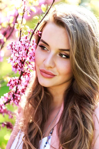 Retrato Hermosa Chica Rubia Posando Por Árboles Flor Parque Ciudad — Foto de Stock