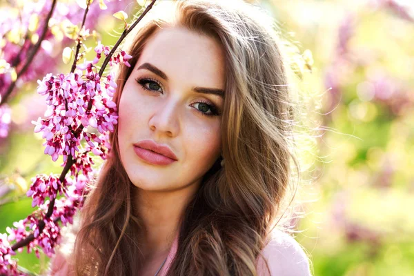 Portrait Beautiful Blonde Girl Posing Blooming Trees City Park — Stock Photo, Image