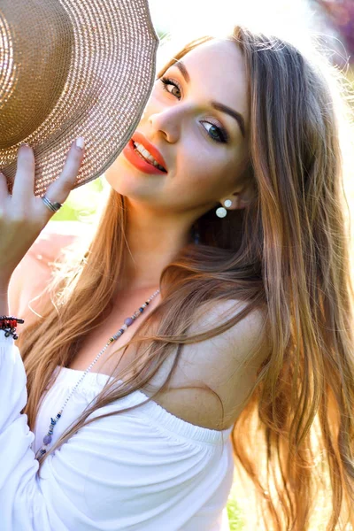 Primer Plano Retrato Soleado Hermosa Chica Rubia Sonriente Con Sombrero — Foto de Stock
