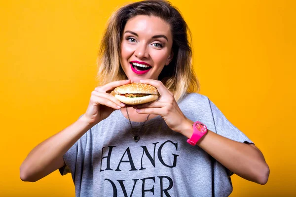 Junge Schöne Frau Isst Hamburger — Stockfoto