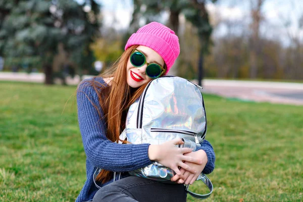 Зимний Портрет Красивой Игривой Девушки Солнечных Очках Шляпе Позирующей Рюкзаком — стоковое фото