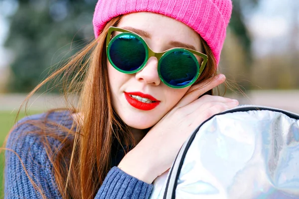 Outdoor Lifestyle Winter Portrait Pretty Playful Girl Wearing Sunglasses Hat — Stock Photo, Image