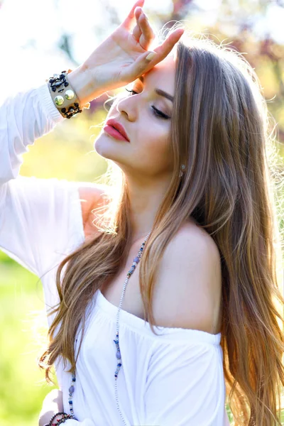 Bela Menina Posando Parque Cidade — Fotografia de Stock