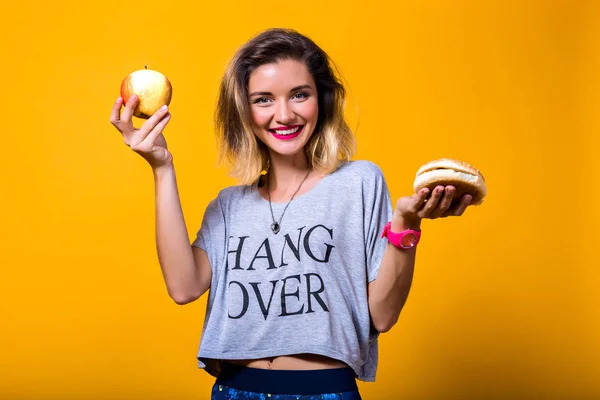 Joven Hermosa Mujer Con Manzana Hamburguesa Estudio — Foto de Stock