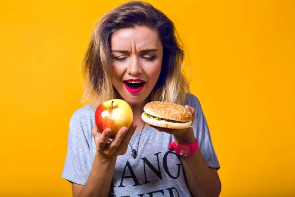 Young Beautiful Woman Apple Hamburger Studio — Stock Photo, Image