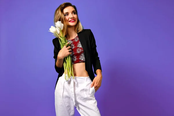 Jonge Mooie Vrouw Poseren Studio Met Witte Tulpen — Stockfoto