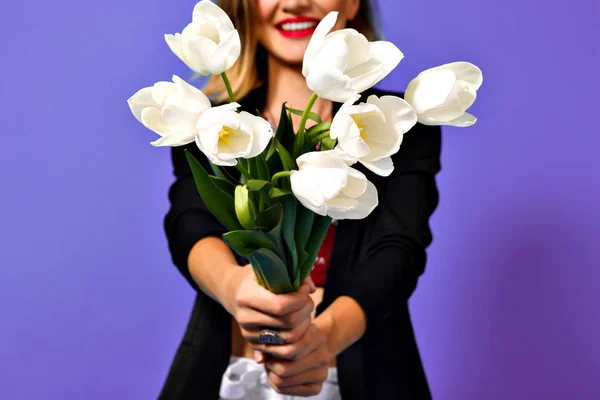 Joven Hermosa Mujer Posando Estudio Con Tulipanes Blancos — Foto de Stock