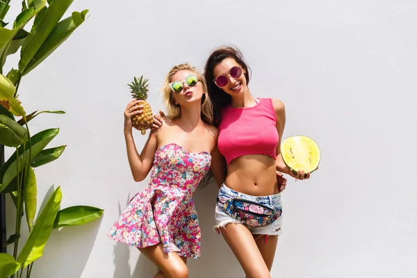 Retrato Vacaciones Verano Dos Impresionantes Mejores Amigos Niñas Con Frutas —  Fotos de Stock