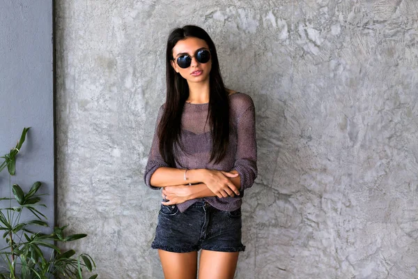 Young Hipster Girl Posing Grey Wall Relaxed Style Outfit — Stock Photo, Image