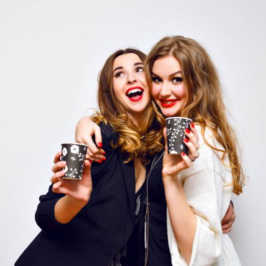 Moda yaşam tarzı portre iki genç hippi kız en iyi arkadaşlarından bardak içme kapatın 