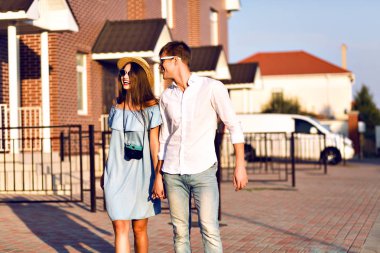 Güzel çift poz gülümseyen genç portresi kapatın 