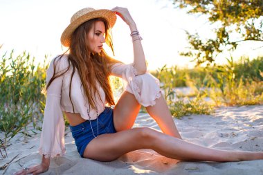 plaj poz üzerinde şapkalı güzel genç kadın 