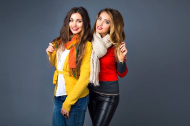 İki genç hippi kız orgazm eğlenceli moda yaşam tarzı portre kadar kapatın 