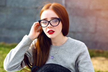 genç güzel kadın şık bardaklarda Caddesi üzerinde poz 