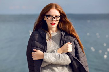 nehir kenarında poz ceket aşağı genç güzel kadın 