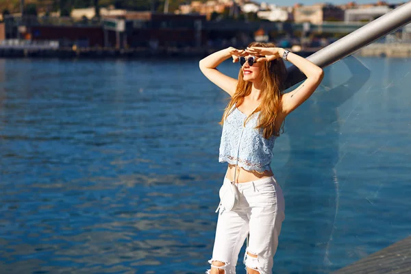 Joven Hermosa Mujer Posando Junto Río Verano —  Fotos de Stock