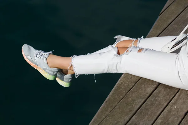 Mujer Joven Zapatos Deportivos Por Río —  Fotos de Stock