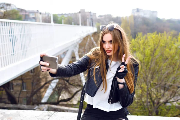 Jeune Belle Femme Prenant Selfie — Photo