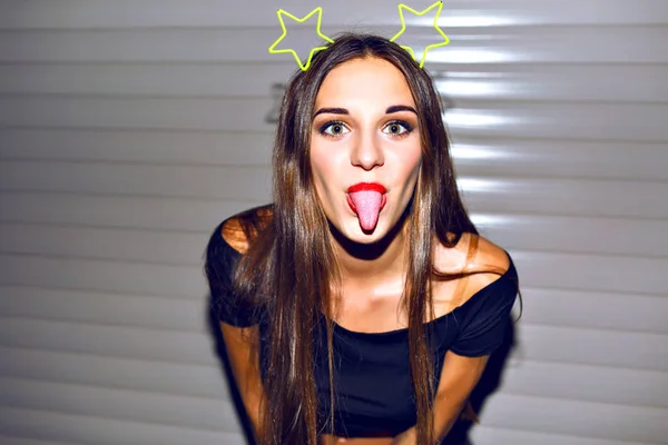 Junge Schöne Frau Party Stirnband Posiert Studio — Stockfoto