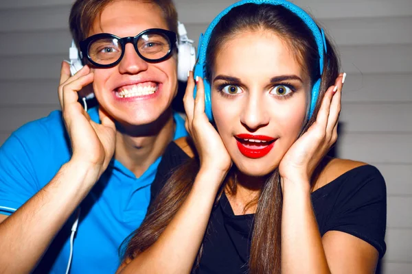 Szalony Hipster Para Zabawy Krzyczy Śpiewa Uśmiechnięty Zabawy Romantyczną Randkę — Zdjęcie stockowe