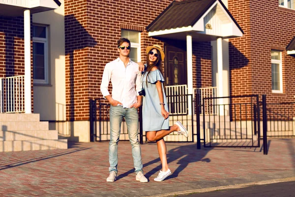 Retrato Joven Sonriente Hermosa Pareja Posando Calle —  Fotos de Stock