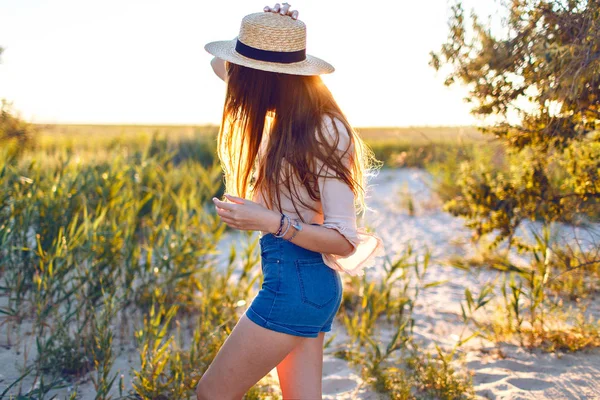 Bela Jovem Mulher Chapéu Praia Posando — Fotografia de Stock