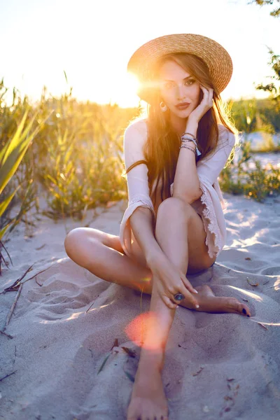 Bela Jovem Mulher Chapéu Praia Posando — Fotografia de Stock