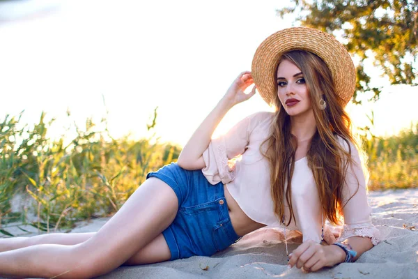 Bela Jovem Mulher Chapéu Praia Posando — Fotografia de Stock