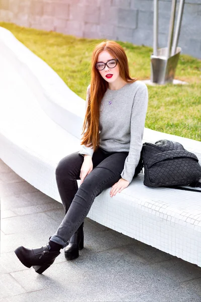 Jovem Mulher Bonita Óculos Elegantes Sentado Rua — Fotografia de Stock