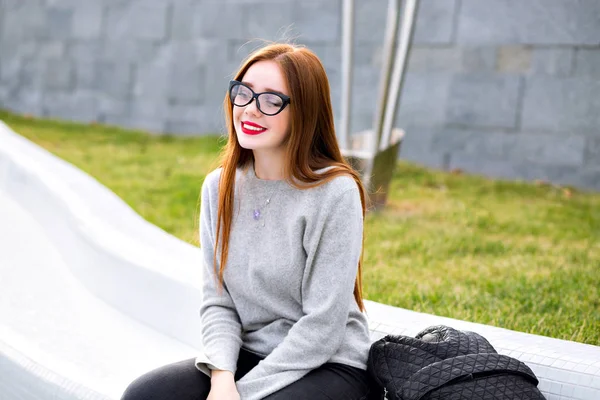 Jovem Mulher Bonita Óculos Elegantes Posando Rua — Fotografia de Stock