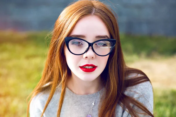 Ung Vacker Kvinna Eleganta Glasögon Poserar Gatan — Stockfoto