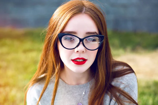 Jeune Belle Femme Dans Des Lunettes Élégantes Posant Sur Rue — Photo